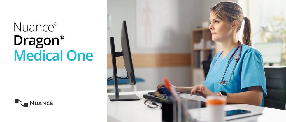 Eine Ärztin mit Stethoskop sitzt an einem Schreibtisch vor einem PC - Nuance Dragon Medical One 