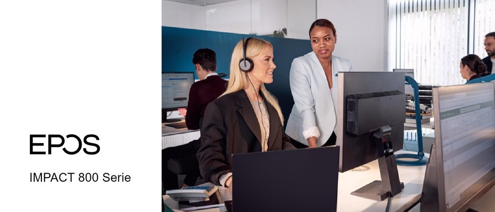 Eine blonde Frau am Arbeitsplatz trägt ein Headset und unterhält sich mit einer Kollegin