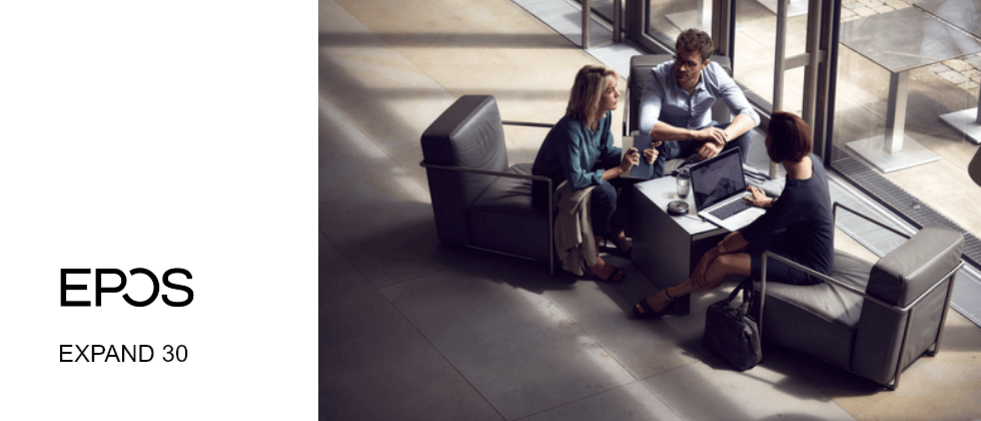 Drei Menschen sitzen an einem kleinen Tisch und halten eine Telefeonkonferenz mit EPOS Expand 30 Speakerphone