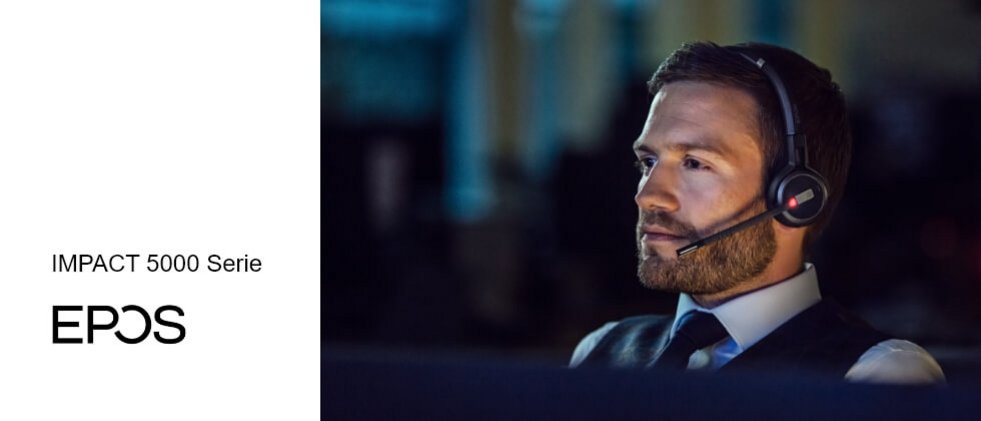 Ein Büromitarbeiter mit Drei-Tage-Bart spricht in ein EPOS Headset