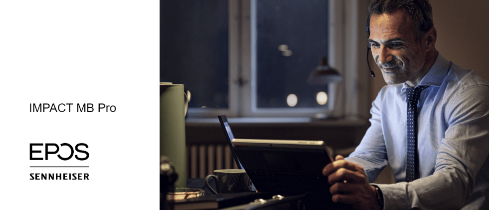 Mann mit EPOS Sennheiser Headset sitzt vor Laptop-PC