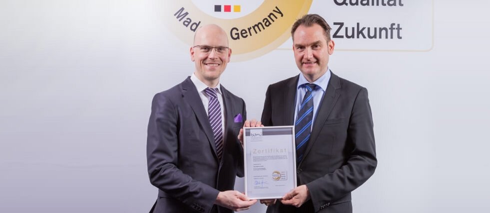 Thax Software erhält Auszeichnung - Software Made in Germany. Marc Bartsch nimmt Urkunde von Dr. Oliver Grün entgegen.