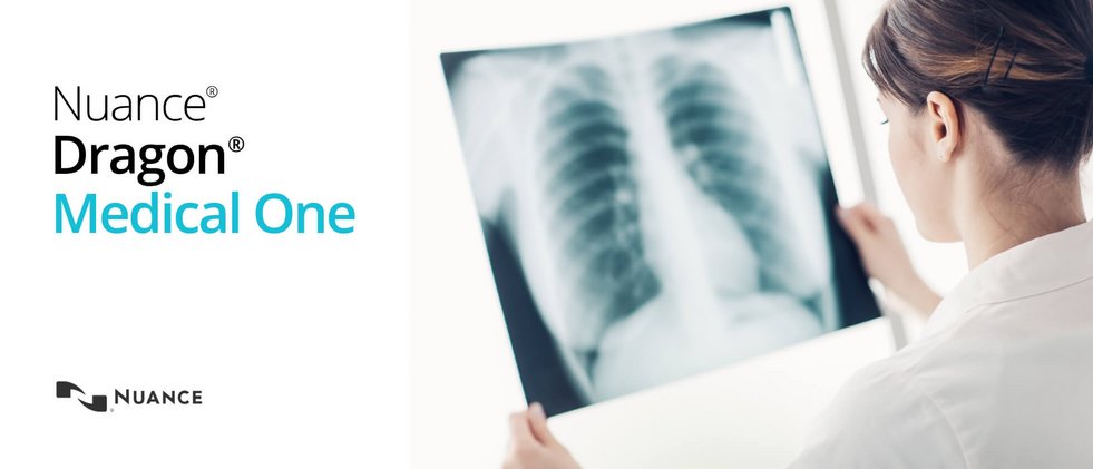 Eine Ärztin sieht sich ein Röntgenbild eines Brustkorbs an - Nuance Dragon Medical One 