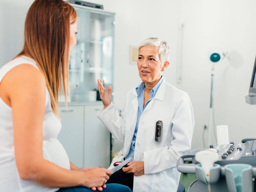 PHILIPS SpeechMike Ambient PSM5000 Ärztin untersucht